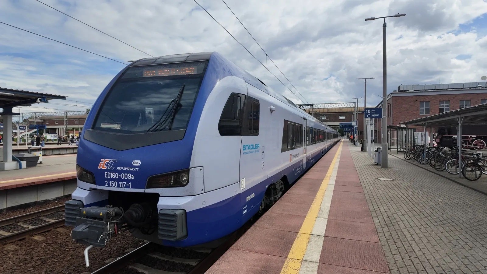 Eutelsat Tests OneWeb LEO Rail Connectivity on PKP Intercity Routes in Poland